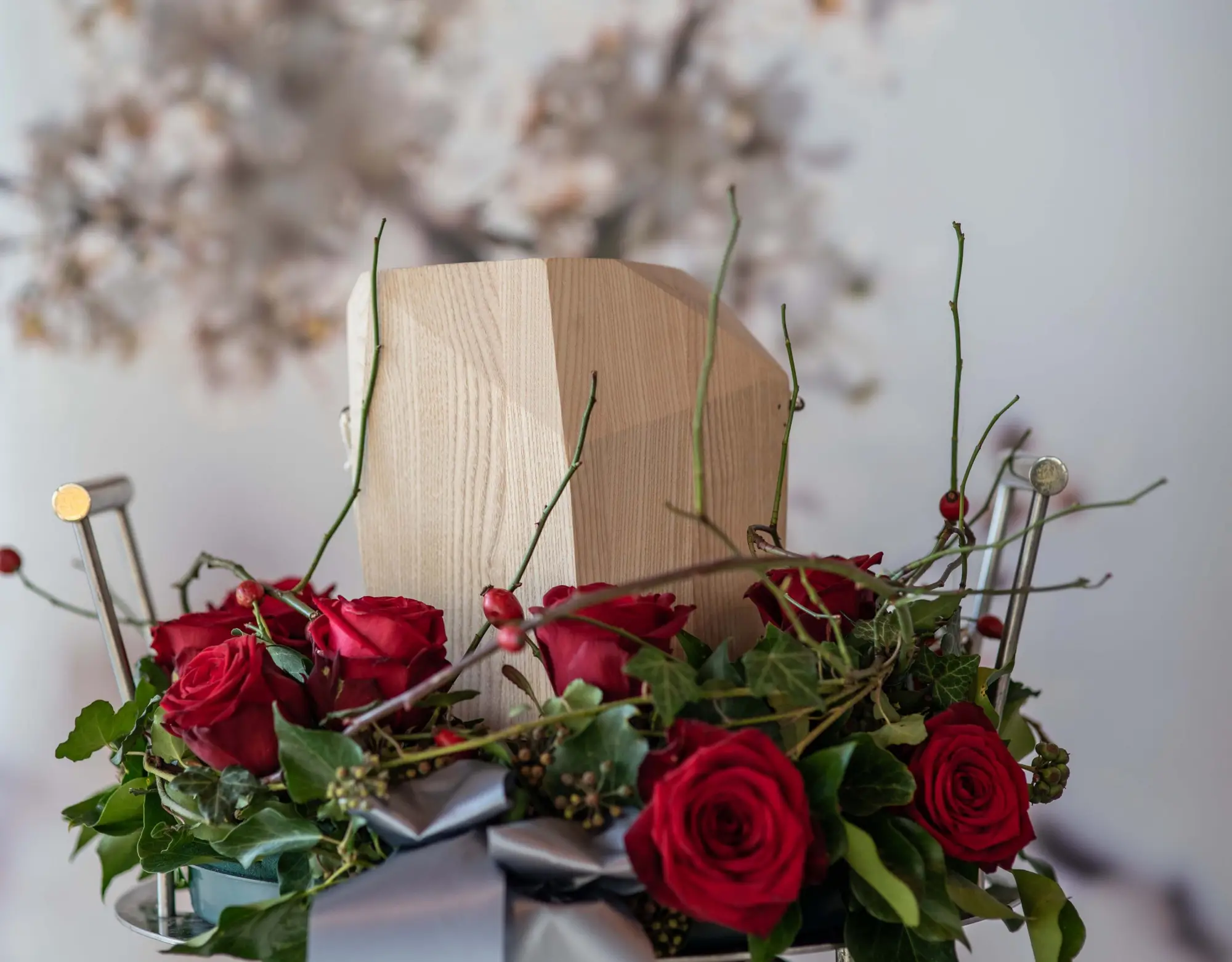 Urne mit Blumen und Dekoration