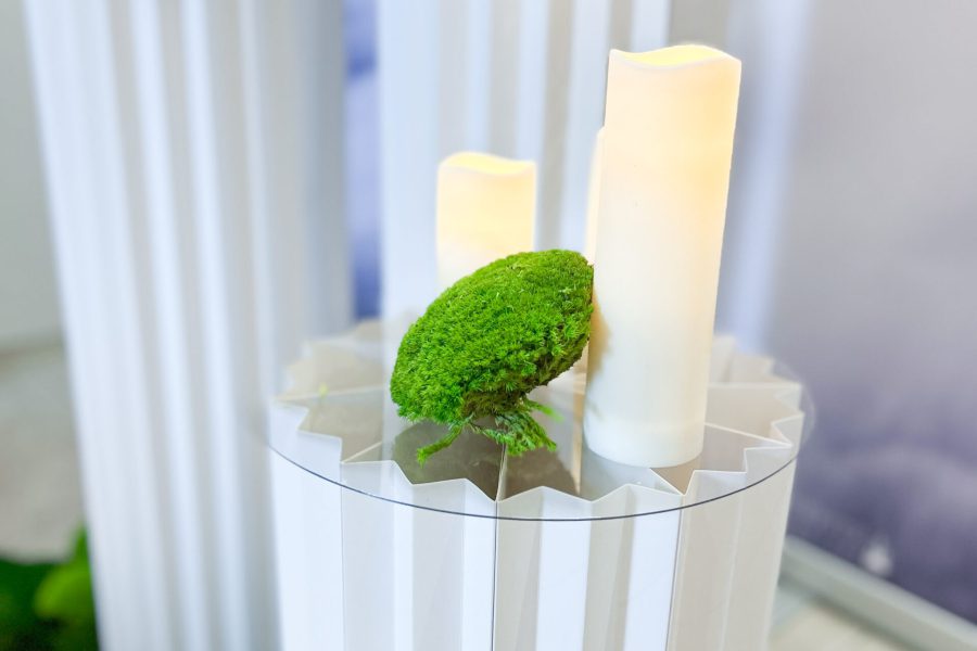 Kerzen und florale Dekoration für eine Trauerfeier