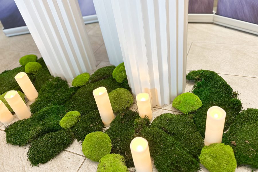 Kerzen und Naturdekoration im Abschiedsraum