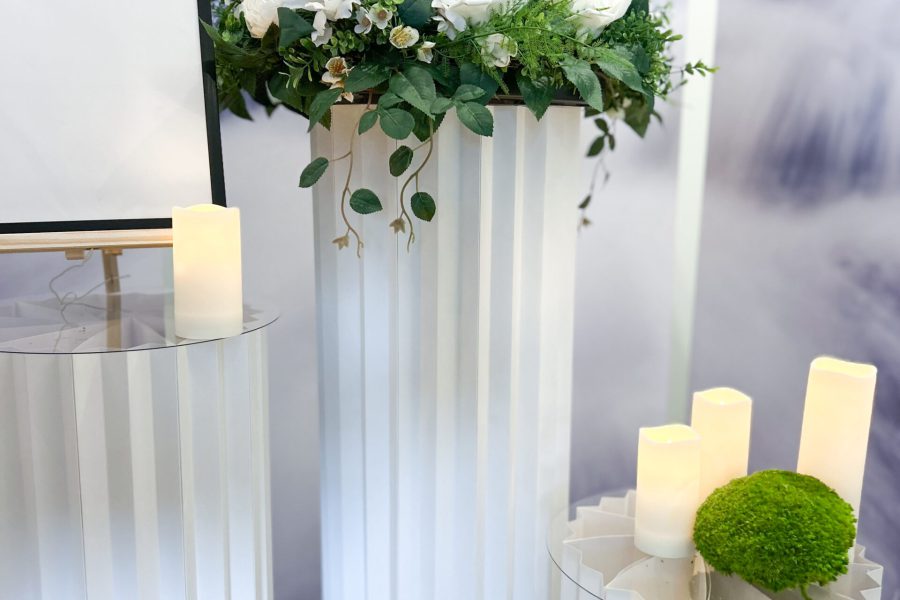 Blumenschmuck und Kerzen für eine Trauerfeier
